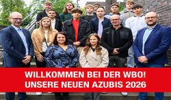 Gruppenbild der WBO-Auszubildenden gemeinsam mit der WBO-Geschäftsführung und Personalleitung